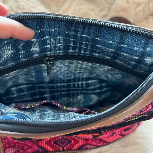 Intrinsic Flair Pequena Crossbody/Backpack Bag. Leather and Embroidery - Picture 5 of 6